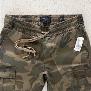 PacSun Men’s Olive Camouflage Jogger Pants Size Small